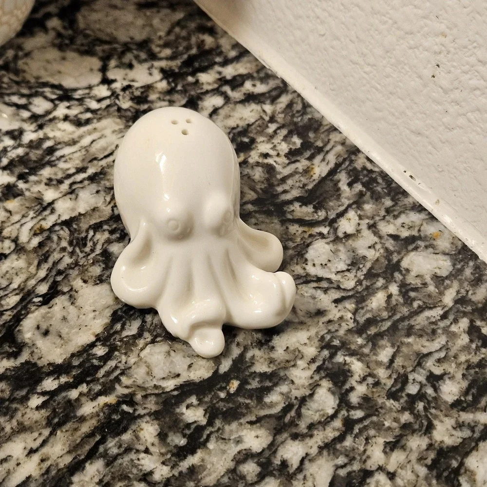 white ceramic octopus shaker‎
